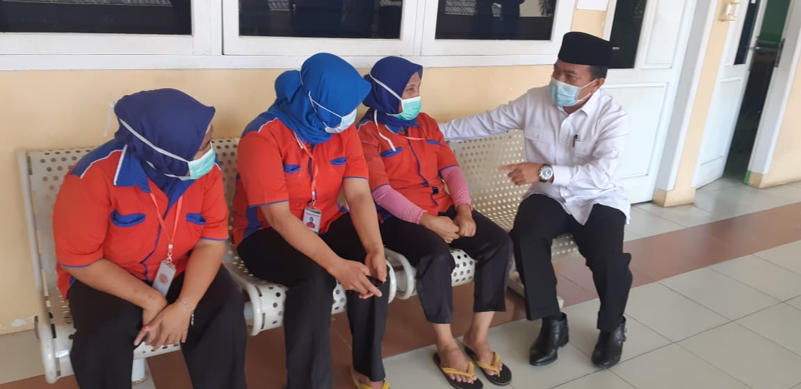 Al Haris Bercengkrama dengan Pegawai RS Raden Mattaher Jambi Saat Tes Psikologi