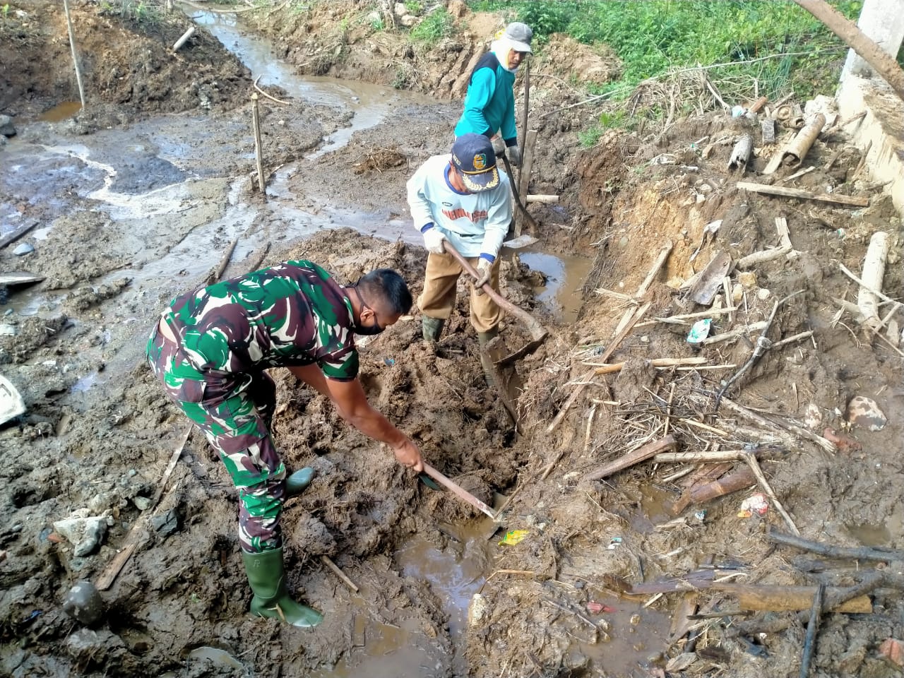 Satgas TMMD Kerinci Bangun Bak Penampung Air