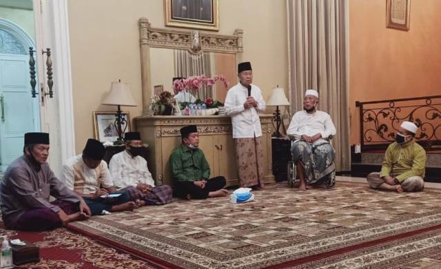 Kyai Sepuh Seberang Doakan Haris-Sani Jadi Gubernur