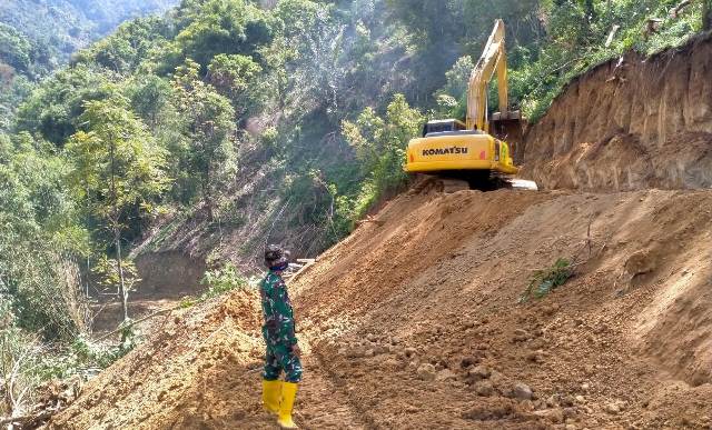 Target Progres Pekerjaan Jalan di Desa Sungai Langkap Digenjot