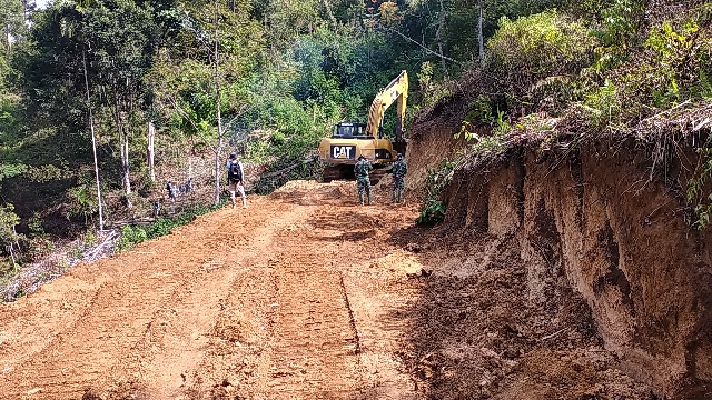 Satgas TMMD Awasi Pekerjaan Alat Berat Demi Keselamatan Warga