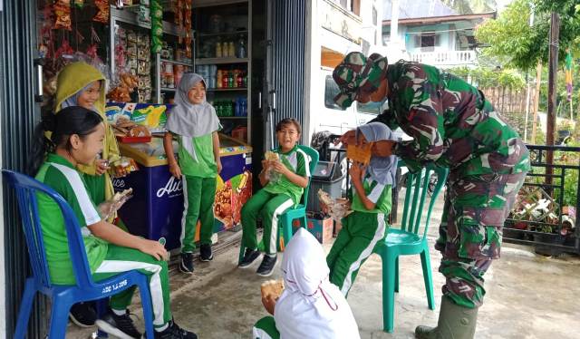 Keceriaan Anak-anak Desa Saat Diajari Memakai Masker oleh Satgas TMMD Kerinci