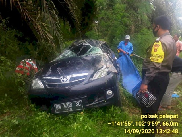 Laka Lantas Avanza Terguling di Pelepat