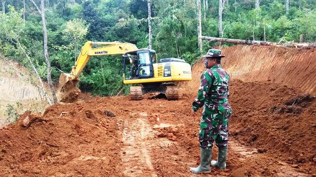 Serda Fernando Siap Siaga Di Lokasi Kerja Alat Berat TMMD Sungai Langkap