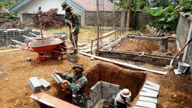 Satgas TMMD Kerinci Bangun MCK di Gedung Serba Guna Desa Sungai Langkap