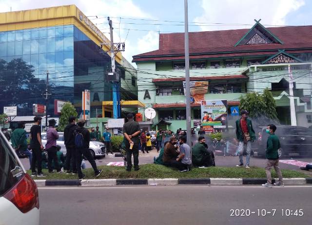 Aksi Tolak Omnibus Law Mahasiswa Unbari Jambi