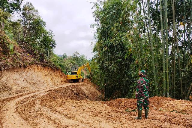 Pengerjaan Jalan Penghubung Antar Desa Siulak Mukai