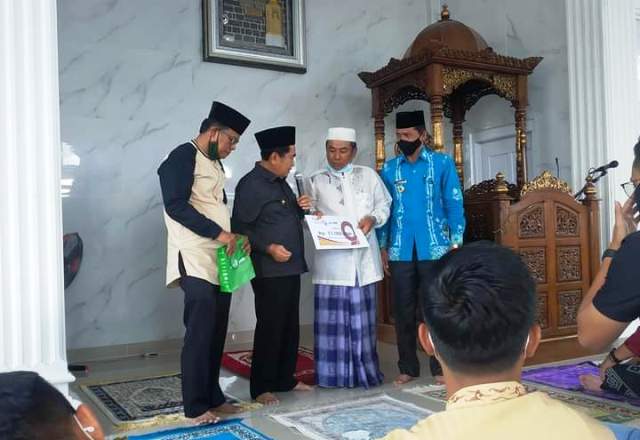 Wako AJB Serahkan Bantuan Pembangunan Masjid Al Hidayah Karya Bakti