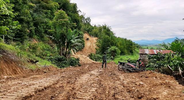 Warga Ingin Segera Menikamti Hasil Pengerjaan Jalan Oleh Satgas TMMD