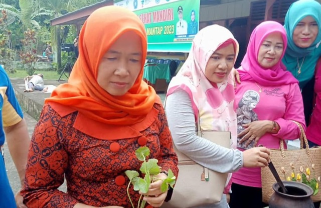 Mengenal Hesti Haris (2) : Tak Sungkan Pinjam Bedak Orang Terdekat