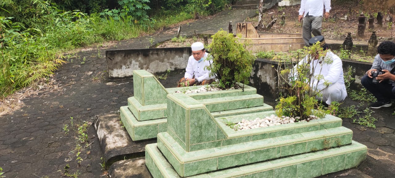 Al Haris Ziarah ke Makam Abdurahman Sayoeti Mantan Gubernur Jambi