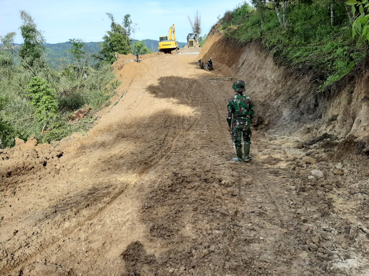 Cuaca Ekstrem, Satgas TMMD dan Warga Tetap Semangat