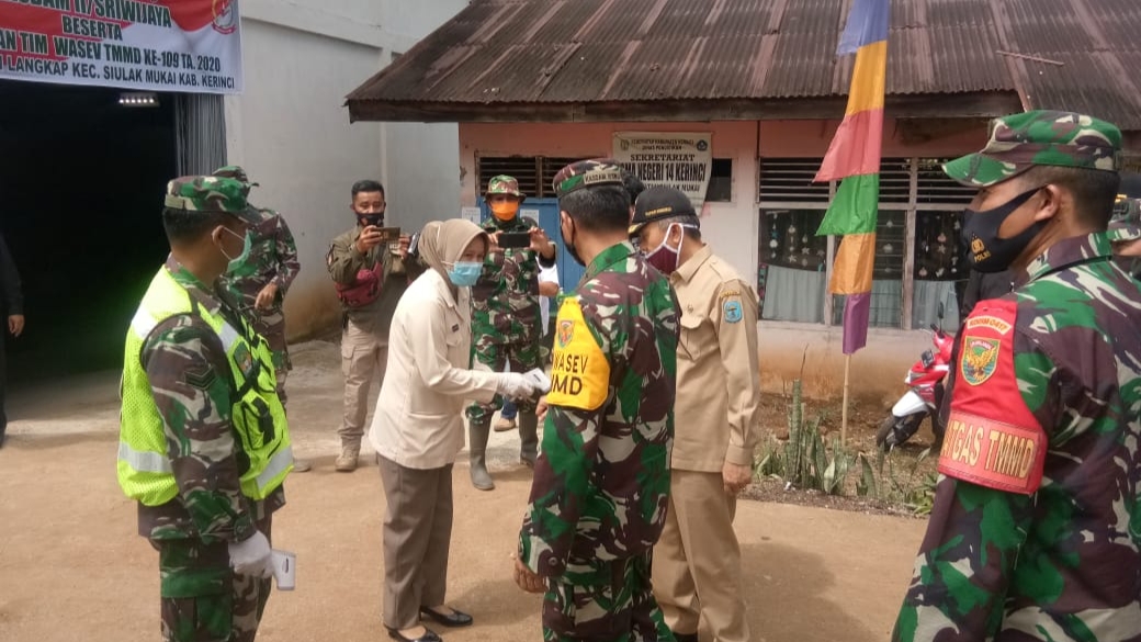 Rumkitban Gelar Pengobatan Gratis saat Kunjungan Kasdam II di Lokasi TMMD Kerinci