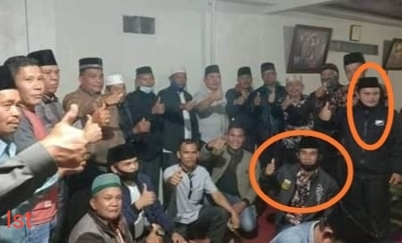 Beredar Foto Diduga Perangkat Desa Acungkan Satu Jari