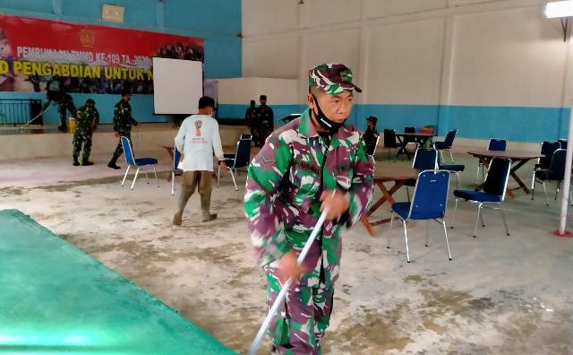 Bersama Warga, Satgas TMMD Kerinci Bersihkan Gedung Serba Guna