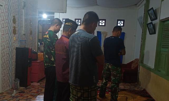 Ketika Satgas TMMS Kerinci Sholat Berjamah dengan Warga