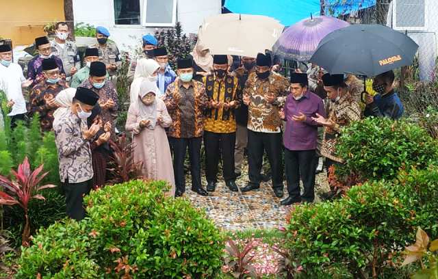 Wako AJB & Jajaran Pemkot Ziarah ke Makam Pendiri Kota Sungai Penuh, H. Fauzi Siin