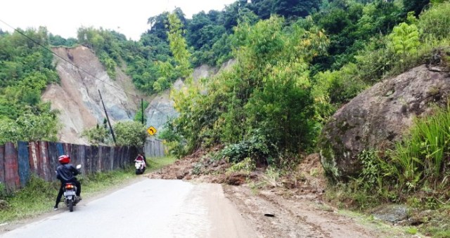 Breaking News! Jalan Nasional Lubuk Nagodang Tertimbun Longsor