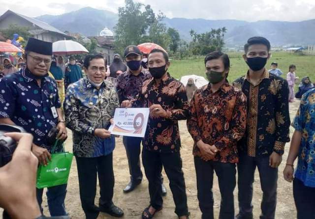 Wako AJB Serahkan Bantuan Pembangunan Lapangan Bola & Masjid Desa Debai