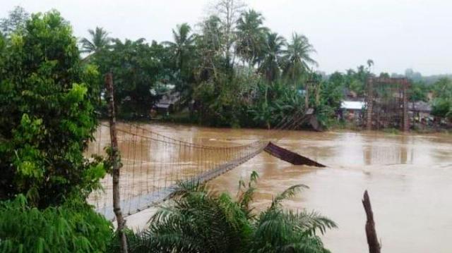 Jembatan Gantung Desa Karang Birahi Ambruk