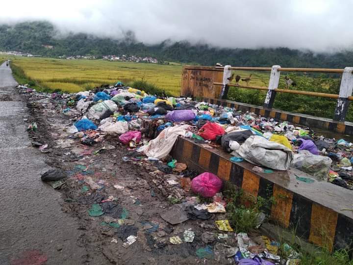 Sampah Menumpuk di Atas Jembatan Siulak Kerinci