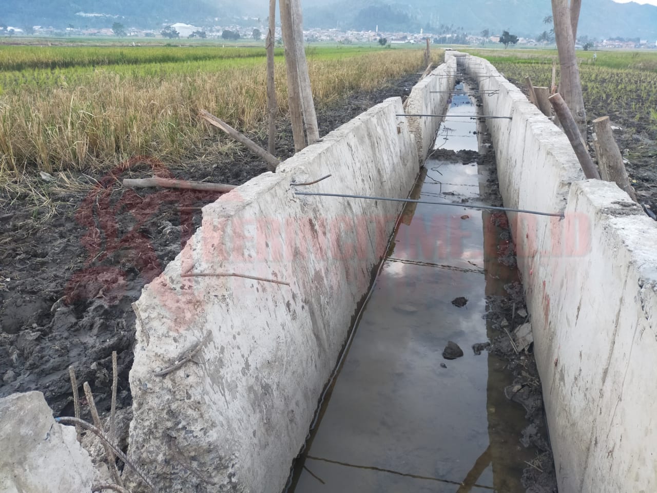 Pekerjaan Drainase Desa Gedang Retak dan Terancam Amruk