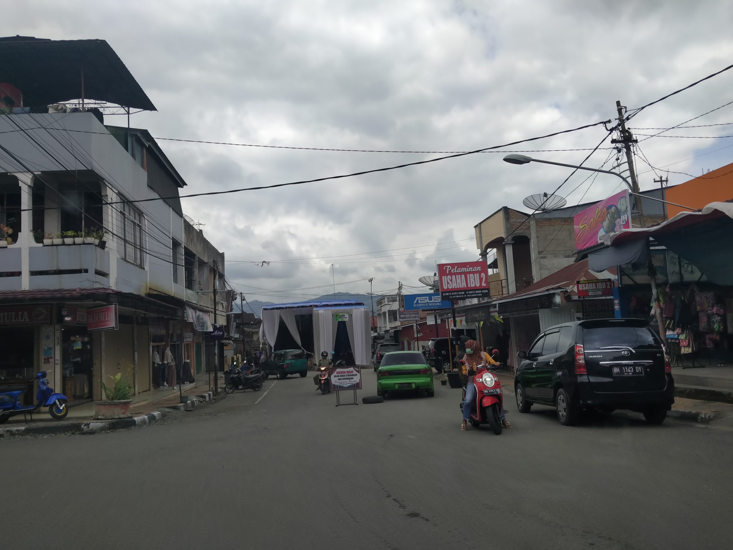 Acara Pesta di Pusat Kota Tutupi Jalan, Pengguna Jalan Mengeluh