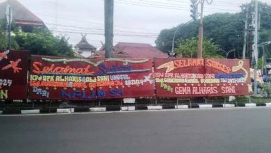 Sepanjang Jalan Posko Koalisi Haris-Sani Dipenuhi Karangan Bunga