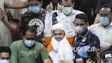 Massa FPI Serahkan Diri demi HRS