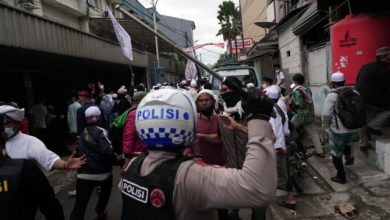 Massa PA 212 Bentrok dengan Polisi di Jalan Kebon Jahe