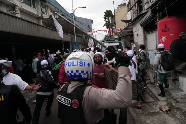 Massa PA 212 Bentrok dengan Polisi di Jalan Kebon Jahe