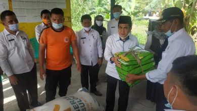 Wako AJB Serahkan Bantuan Pangan Bagi Warga Korban Banjir 3 Desa Tanjung