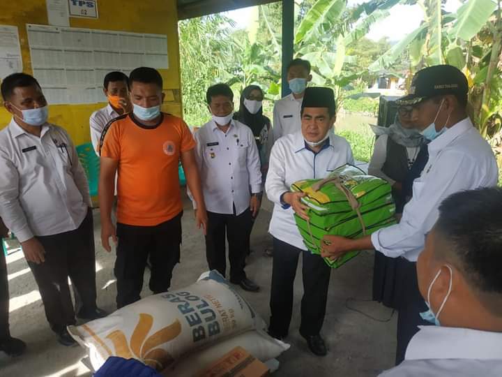 Wako AJB Serahkan Bantuan Pangan Bagi Warga Korban Banjir 3 Desa Tanjung