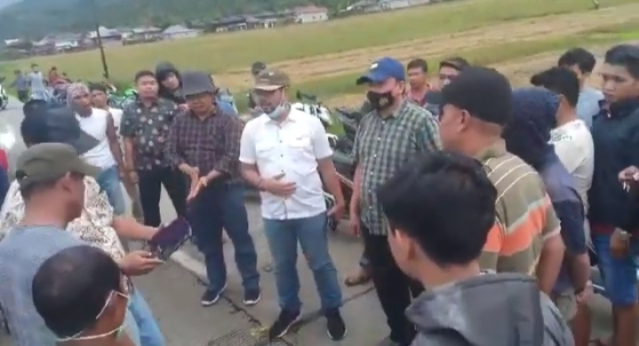 Dialog AKBP Agus Desri dengan Warga Semerap Sebelum Pemblokiran Jalan Dibuka