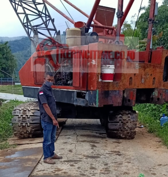 Alat Berat Rusak Jalan di Tanah Kampung