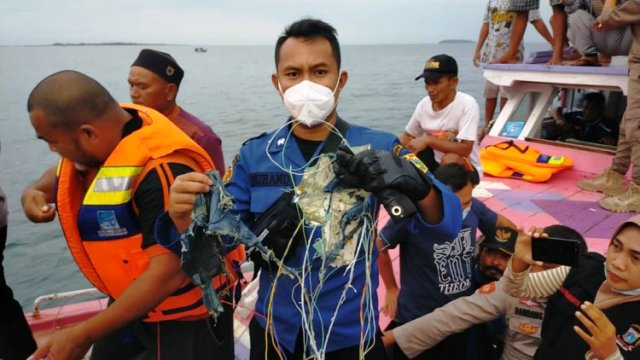 Petugas Temukan Serpihan Pesawat di Pulau Laki