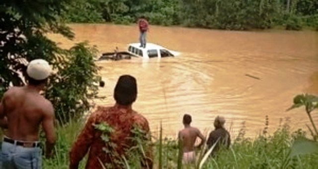 Video Detik-detik Mobil Tenggelam saat Terseret Arus Banjir di Sarolangun