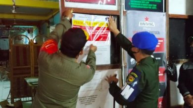 Malam Tahun Baru Satpol-PP Amankan Minuman Beralkohol dan Segel Tempat Karaoke Malam Tahun Baru Satpol-PP Amankan Minuman Beralkohol dan Segel Tempat Karaoke