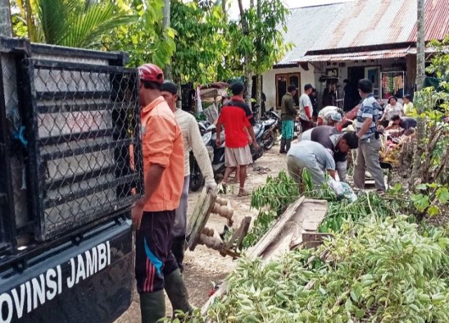 Pasca Banjir, DLH Kota Jambi Kerahkan Personel Pembersih Sampah