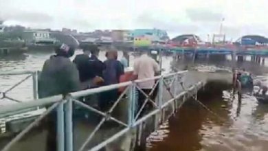 Viral, Jenazah Pasien Corona Dibawa Warga Tanjabbar Tanpa APD Viral, Jenazah Pasien Corona Dibawa Warga Tanjabbar Tanpa APD