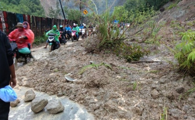 Jalan Nasional Lubuk Nagodang Kerinci Tertimbun Longsor, Dua Unit Alat Berat Diturunkan