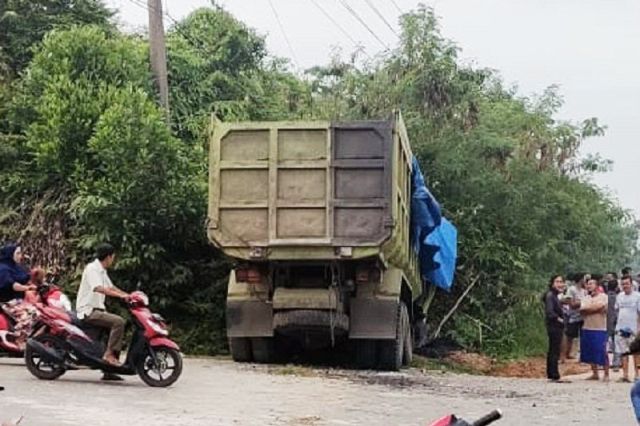 Laka Lantas Muara Bungo Truk Batubara Tabrak Tebing