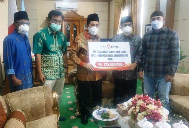 Wako AJB Serahkan Bantuan Pembangunan Pesantren Ummul Quro