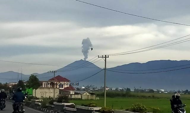 Pagi Ini, Gunung Kerinci Semburkan Asap Tebal