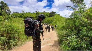 Polri Sisir Lokasi Kontak Tembak Poso Polri Sisir Lokasi Kontak Tembak Poso