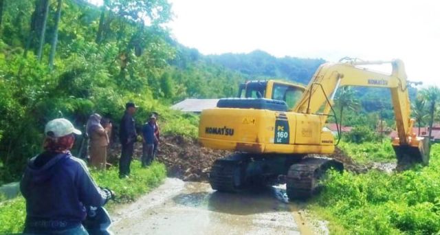 Gerak Cepat PUPR Kerinci Bersihkan Longsor Akses Jalan Sungai Deras