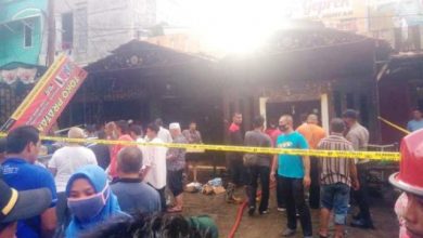 Toko Pratama dan Ayam Geprek Bunda Faa Dilalap Sijago Merah