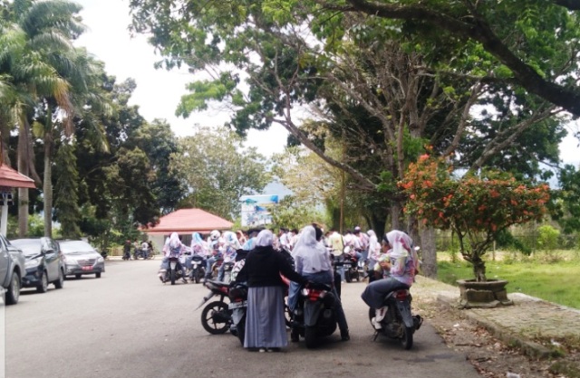 Nekad!!! Puluhan Siswa Konvoi dan Aksi Coret-coret Seragam Sekolah