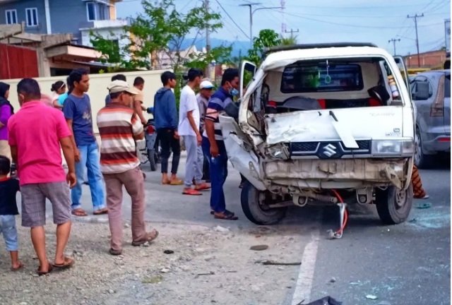 Laka Lantas Mobil Dump Truck Vs Pick Up Colt