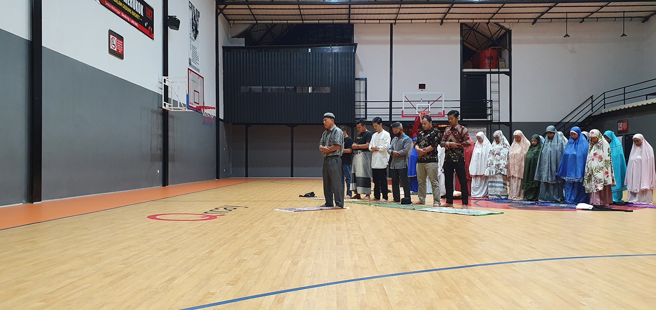 Alhamdulillah, Hari Ini Dej Convention Hall Buka Bersama Dengan Anak Panti Asuhan Putri Sholat Berjemaah Di Gelanggang Olahraga Dej Convention Hall